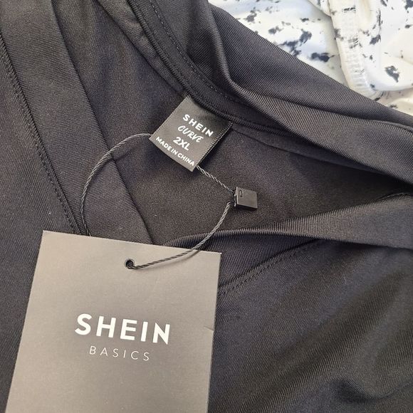 New with Tags SHEIN Black V Neck Crop Top size 2X - Picture 2 of 2